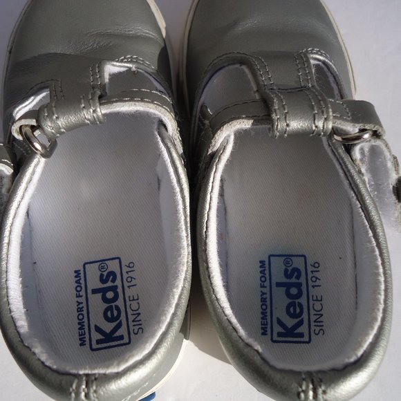 SIZE 8.KEDS DAPHNE Silver Metallic Leather Sneaker - Picture 4 of 8